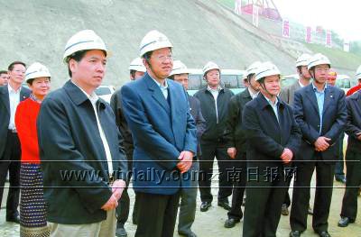 白恩培,秦光荣,李纪恒在景洪电站施工现场视察电站建设情况.