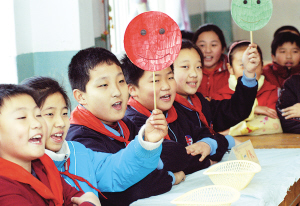 昨天,青岛洛阳路第一小学的学生在学校举办的