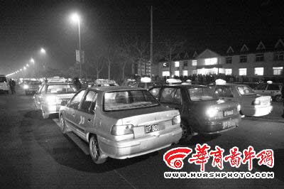 辽宁葫芦岛出租车被盗 数百的哥自发结网围堵