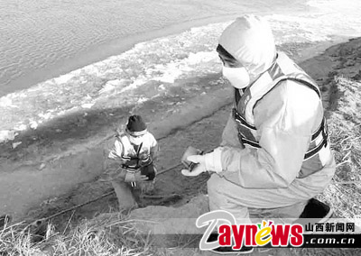 松花江水污染事件中水文水质检测人员取样检测