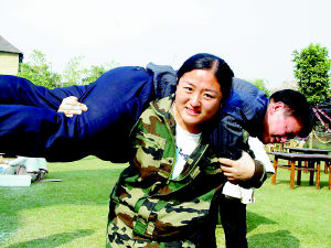 广州女大力士举起200斤胖哥