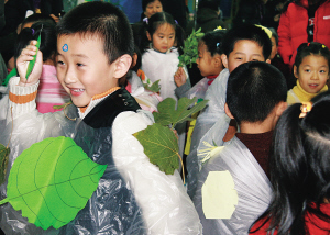 近日,青岛商业幼儿园开展以叶子为主题的环保