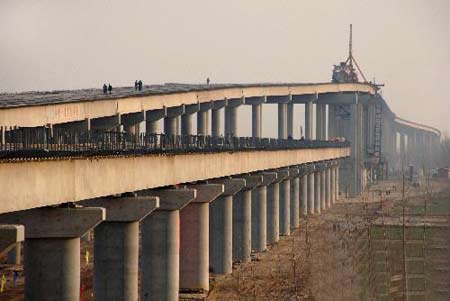 黄河上首座公路铁路两用桥在滨州合龙贯通(图)