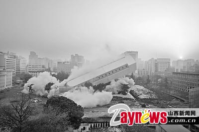 浙江大学湖滨校区主教学楼被爆破拆除(图)