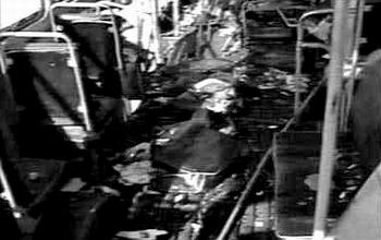 被东突恐怖分子炸毁的公共汽车残骸资料图片