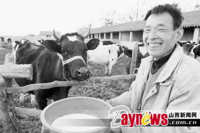 曲沃县杨谈乡村民李海临每天给邻村农民供鲜奶