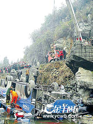 湘西州和永顺县领导赶赴现场,组织人员救援,当地"122"120"119"及"