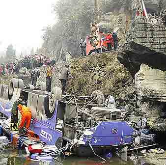 行驶在永顺县境内209国道kg2190处不慎翻入约7米多高的路坎下