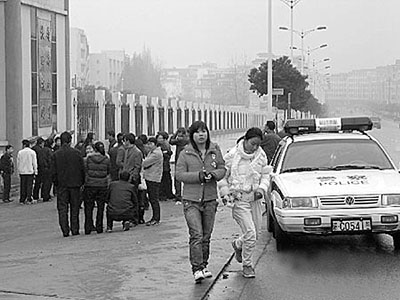 死者家属(左)在宜春职业技术学院校门前讨说法