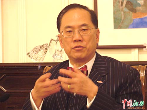 1月4日,香港特首曾荫权在香港礼宾府接受江西媒体采访团采访时表...图片 45409 500x375