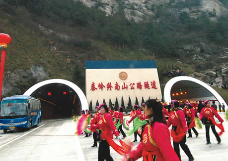 感受"中国第一长隧道" 秦岭终南山公路隧道