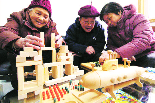 街道曙光里居委会老年活动室添置了积木,拼图,魔方,跳棋,孔明锁等玩具