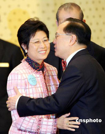 曾荫权宣布参选第三届香港特区行政长官