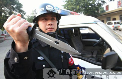 民警在展示警用制式刀具.记者易星 摄