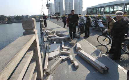 福州官员称温差太大致闽江大桥5米护栏断裂(图)