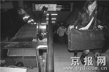 地铁北京站滚梯罢工2小时