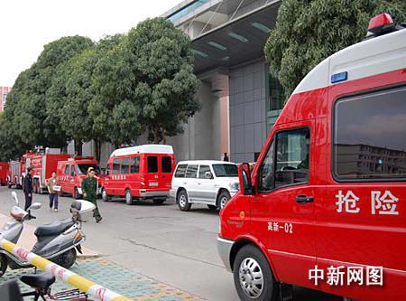 组图:广西医科大学在建图书馆坍塌7死7伤