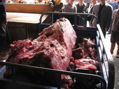 1吨变质猪肉公开低价甩卖