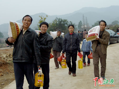 志愿者下乡送温暖 吉安农民开心过小年(图)
