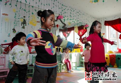 俩女孩国税小区找到舞蹈老师(图文)
