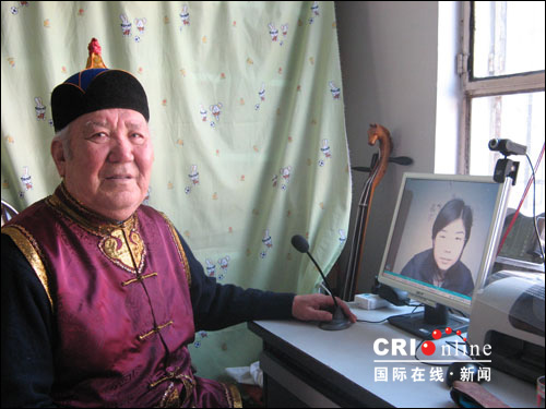 八旬蒙古族老人因特网上拜年图