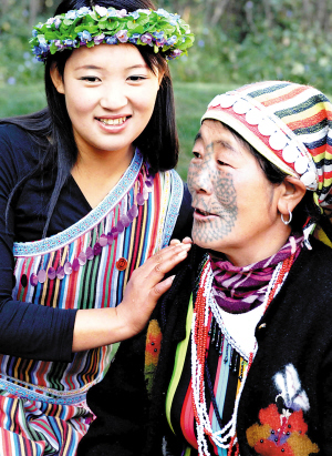 族怒族自治县独龙江乡东格寨独龙族妇女甲松(右),和独龙族姑娘在一起