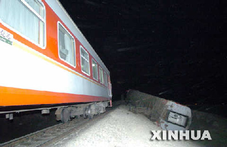 新疆吐鲁番列车被大风吹翻至少4人死亡(组图)