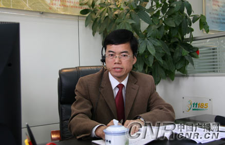 裴金佳副市长坐镇厦门市长热线,解答市民关心的交通问题.