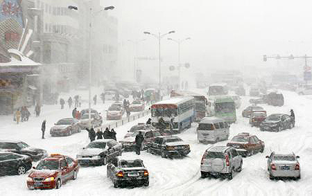 暴风雪突袭东北华北辽宁高速公路基本瘫痪