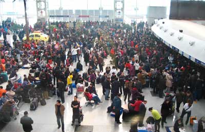 沈阳千余滞留旅客开始出港 桃仙机场仍无法接