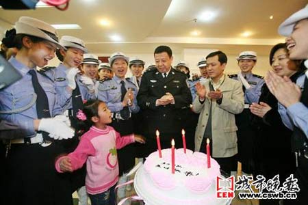 图文:长春一企业为女交警送来生日蛋糕