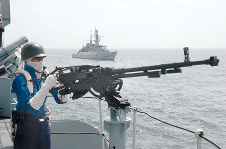 中国海军舰艇成功击沉靶标