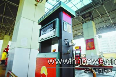 使用双燃料设备的公交车. 双燃料汽车是在运行中可实现石高清图片