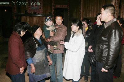 爱心行动组的人员定期到魏云爱家里探望,小孩的奶奶也喜滋滋的