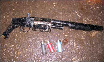 缴获的土制霰弹枪和3发子弹.(《广州日报》供图)
