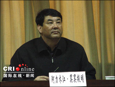 新疆维吾尔自治区教育厅副厅长阿力木江·买买提明介绍有关情况