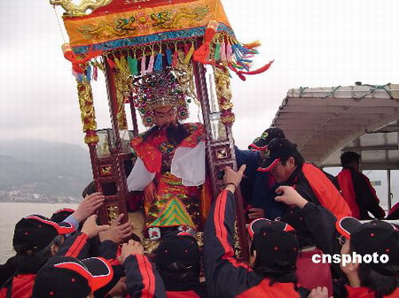 马祖300余名白马尊王信众赴福州祭拜祖庭