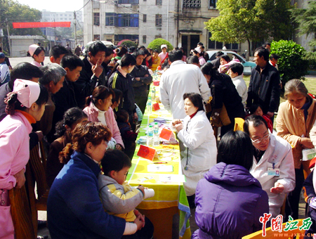 儿科专家把服务送到农民群众家门口(图)