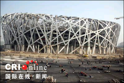奥运建设者北京城建工人正在国家体育场(鸟巢)工地绑扎基座钢筋 黎