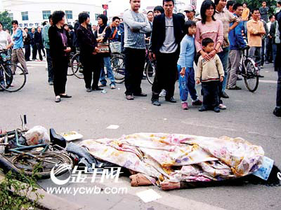 车祸撞死一女 数百村民堵路