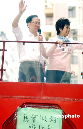 组图：曾荫权团队在香港巡游感谢市民支持