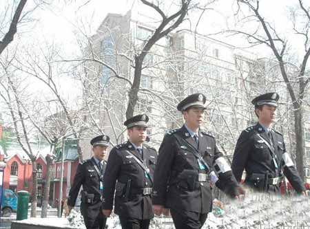 哈尔滨民警配备单警装备出警巡逻