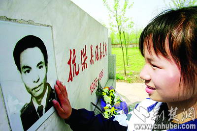 1998年抗洪中被救女孩小江珊祭奠烈士(组图)