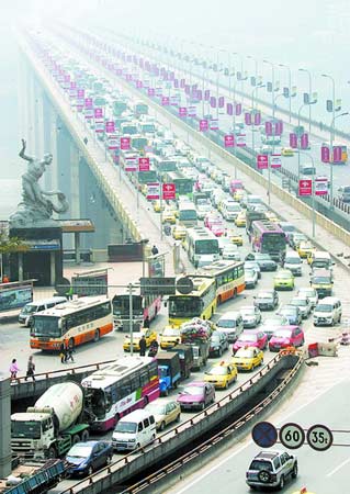 重庆长江大桥昨日堵车5000辆车排成长龙