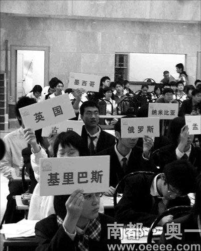 "各国代表"神情庄重地对相关问题进行表决.梁艳燕摄