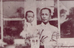 资料图片:王维章和养父