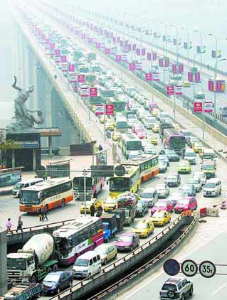 重庆长江大桥堵车5000辆车排成长龙(组图)