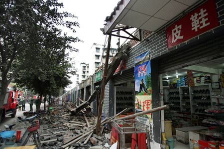 成都商铺屋檐垮塌10人死亡24人受伤(图)