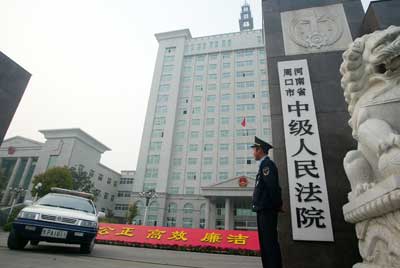 打死无辜者三警察受审 庭审15小时 3名被告当