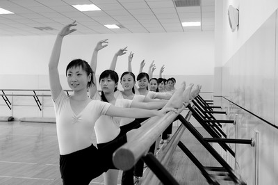 女子职业高级中学的学生们正在上形体课